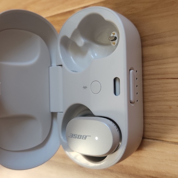 Bose QuietComfort LEFT earbud and case in white, no right bud - Picture 4 of 6